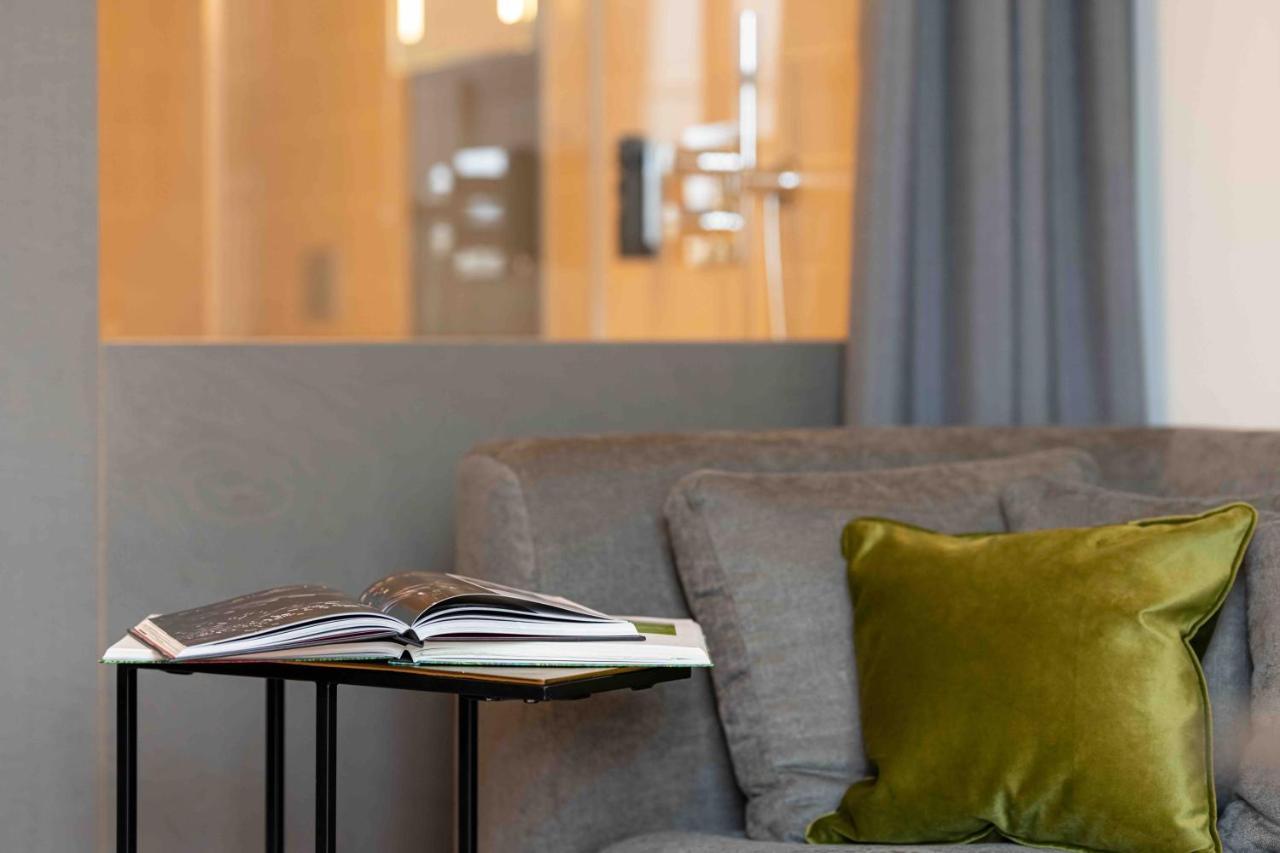 Oberdeck Studio Apartments - Adults Only Hamburg Exterior photo A sofa in a living room