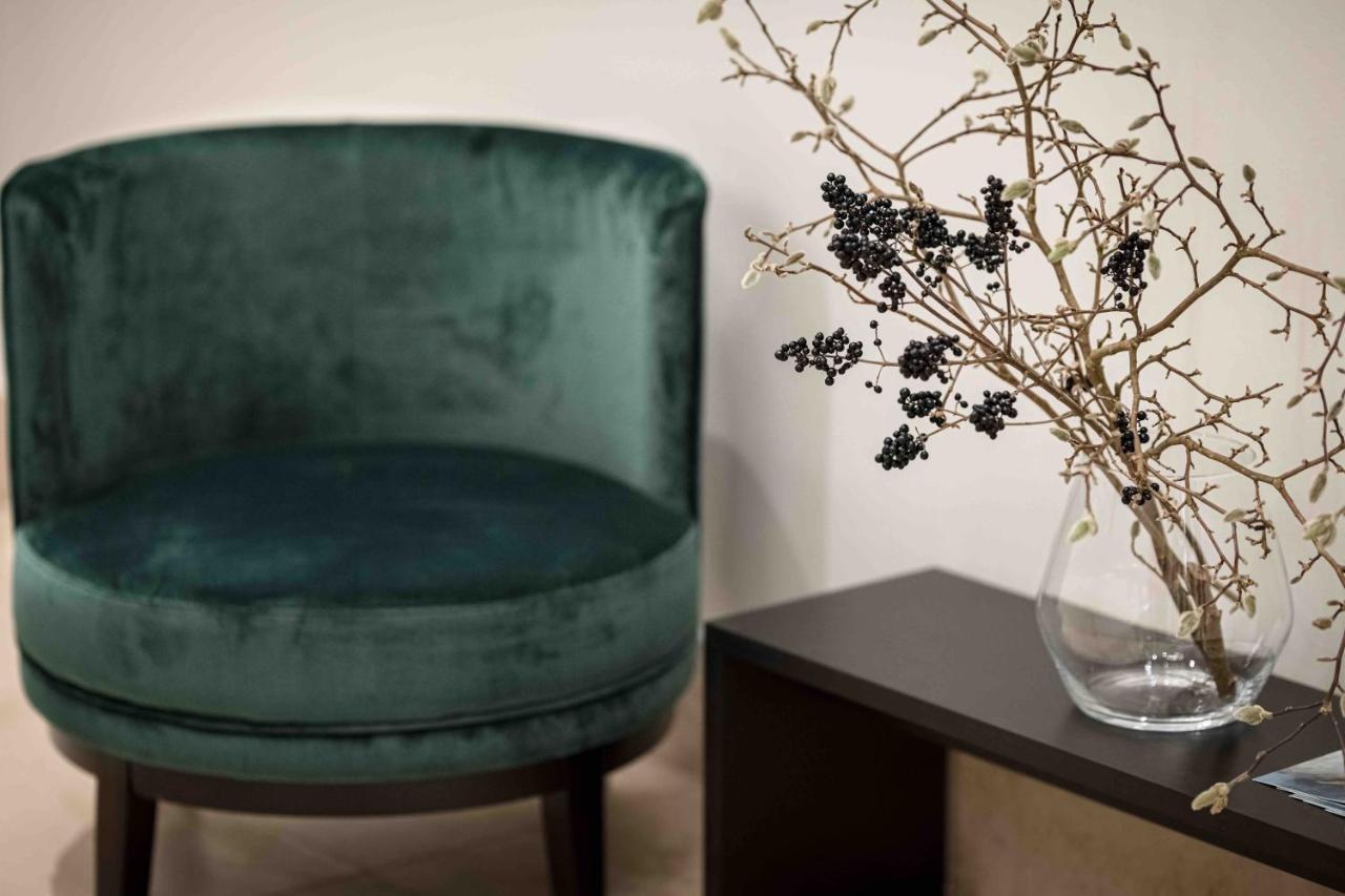 Oberdeck Studio Apartments - Adults Only Hamburg Exterior photo A chair upholstered in velvet